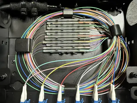 Fiber splicing in a splice enclosure